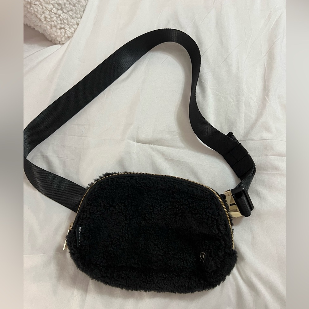 Lululemon Sherpa belt bag